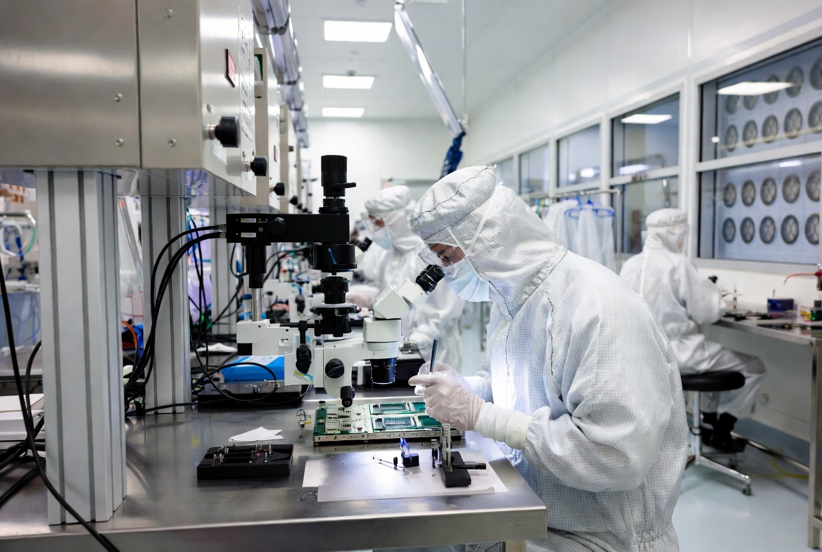 Wafer Inspection Lamp vs. Standard Cleanroom Lighting: How Specialized Illumination Transforms Defect Visibility in Semiconductor Fabs